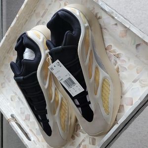 Yeezy 700 V3 Safflower US 10